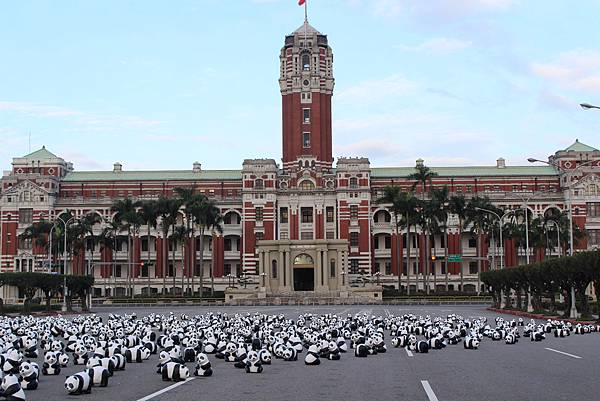 熊貓快閃 阿貴看熊貓  1600隻紙貓熊快閃凱達格蘭大道  1600隻紙熊貓即將於2/28台灣台北展出