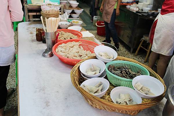 台南美食小吃  永記虱目魚丸，吃早餐要抽號碼牌  台南早餐  魚腸魚皮  台南有名小吃 