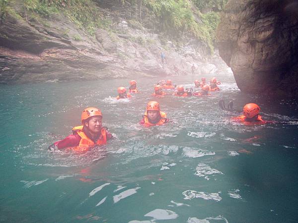 花蓮溯溪2014 慕谷慕魚溯溪  彎月峽谷 清水溪 花蓮兩天一夜旅遊行程美食  狂人出動溯溪 花蓮溯溪推薦景點團隊費用