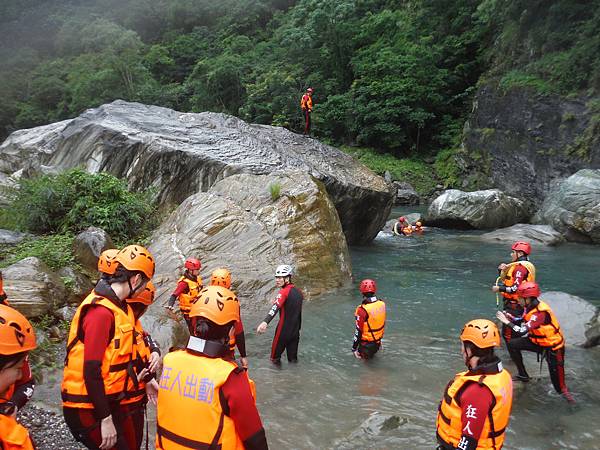 花蓮溯溪2014 慕谷慕魚溯溪 彎月峽谷 清水溪 花蓮兩天一夜旅遊行程美食 狂人出動溯溪 花蓮溯溪推薦景點團隊費用