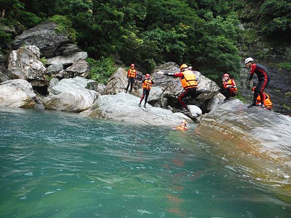 花蓮溯溪2014 慕谷慕魚溯溪 彎月峽谷 清水溪 花蓮兩天一夜旅遊行程美食 狂人出動溯溪 花蓮溯溪推薦景點團隊費用