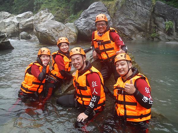 花蓮溯溪2014 慕谷慕魚溯溪 彎月峽谷 清水溪 花蓮兩天一夜旅遊行程美食 狂人出動溯溪 花蓮溯溪推薦景點團隊費用