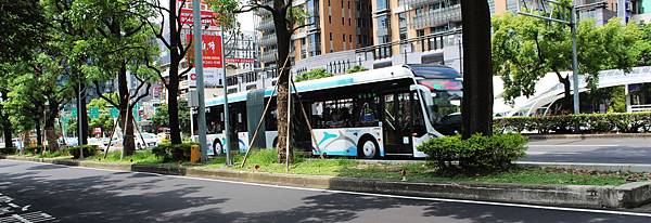 台中旅遊美食2014(雙魚2次方 一中店)台中兩天一夜行程旅遊景點美食住宿推薦、台中一中商圈美食餐廳慶生餐廳推薦 雙魚2次方台南搬到台中地址訂位電話食記 大份量漢堡 巨無霸漢堡 可愛漢堡造型  雙魚2次方菜單價位