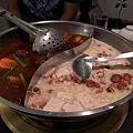 左邊是麻辣鍋，右邊是養生白鍋