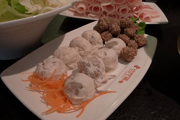 綜合丸子有手工蝦丸、手工花枝丸、川丸子