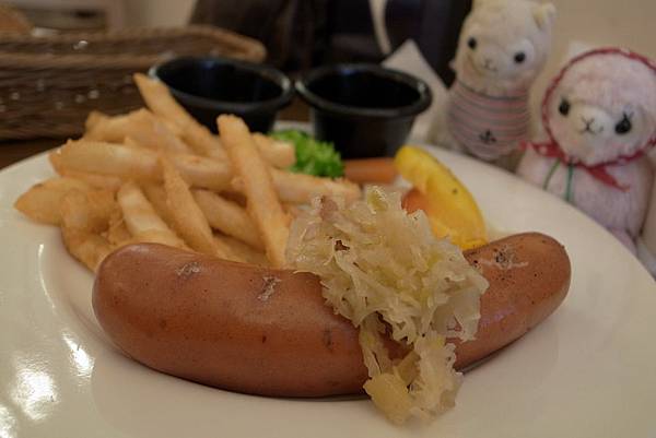 香腸大根，薯條好吃！