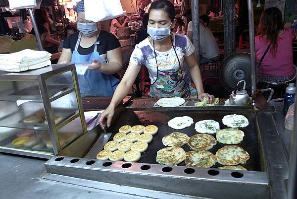 左邊餡餅超多汁，右邊蔥油餅蔥蠻香的，但不Q就是了