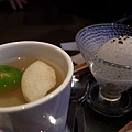 左邊是熱水果茶，右邊是日式芝麻冰淇淋