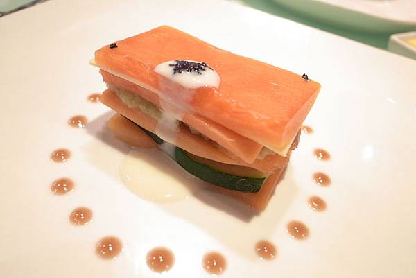 我的沙拉：燻鮭魚千層水果塔，有木瓜、小黃瓜跟燻鮭魚