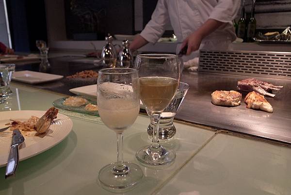 右邊香檳會隨時補上，左邊檸檬柚子冰沙會在主餐前上，讓你清味蕾，還不錯喝