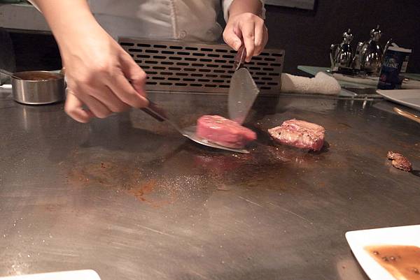 這兩塊是凱薩琳牛排，通常煎到五分熟
