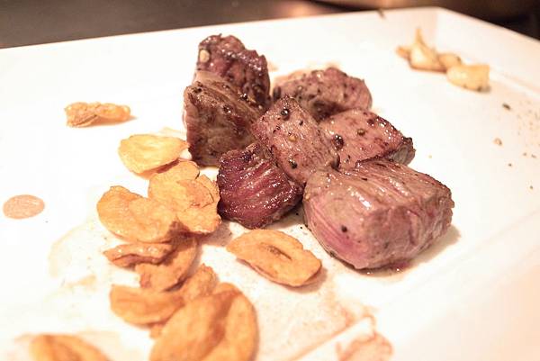 凱薩琳牛排屬於瘦肉，肉質軟嫩，而牛小排油脂較豐厚，兩者都很好吃