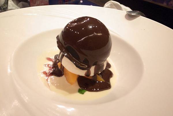 甜點我們兩個都點冰心濃漿巧克力