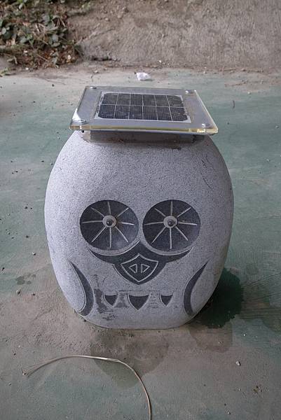 入口有貓頭鷹雕像，頭上還頂著太陽能板，晚上眼睛會發光，我覺得超可愛的！！！