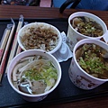 我們點了兩個百菇羹、一個貢丸湯、一個肉燥飯
