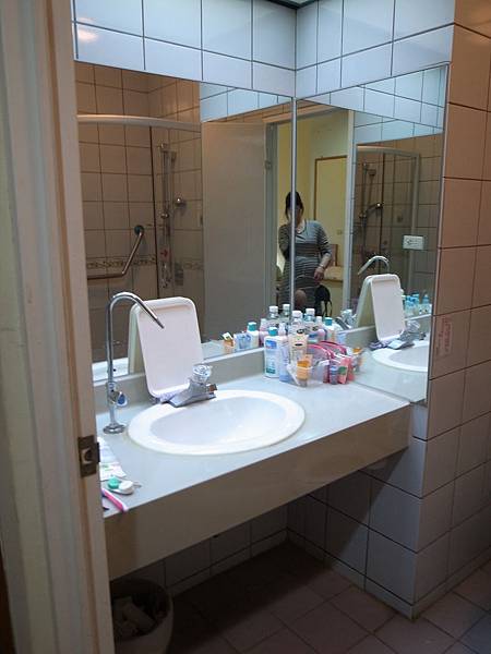 浴室，會定期補上衛生紙，但盥洗用品要自己帶