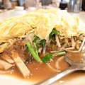 裡面包了豆芽菜、冬粉、豆乾絲、木耳、一些青菜