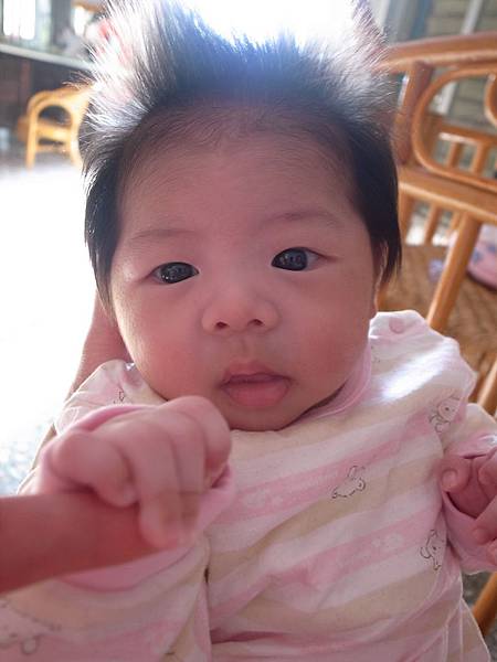 眼睛跟媽咪越來越像了呢！