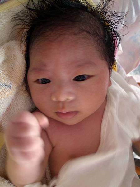 在看自己的手手