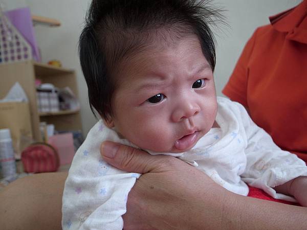 她老是喜歡皺眉頭看東西