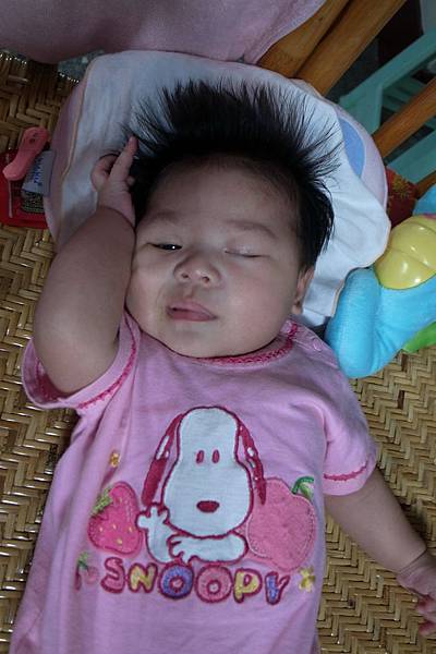 抱著會熱，她又想躺床上