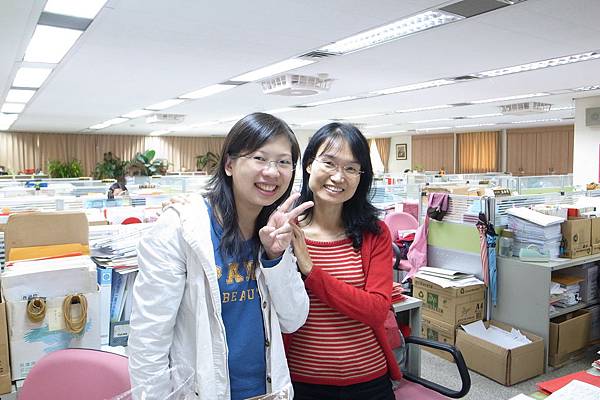 左邊的媽媽你要離開我好捨不得