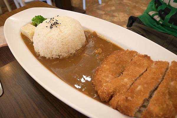 醜笨的豬排咖哩飯