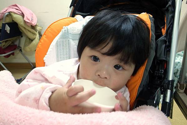 玩紙碗玩得很起勁