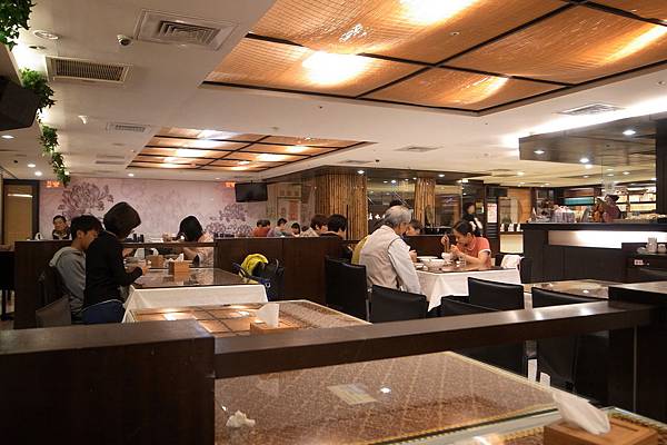 晚上陪老媽跟小弟去滴水坊用餐