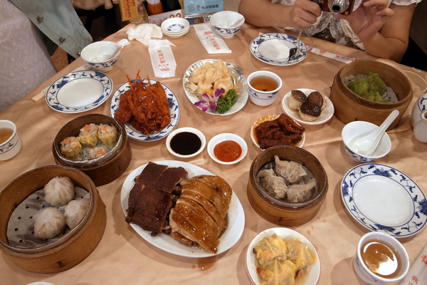 一不小心就拿滿一整桌 一不小心就拿滿一整桌