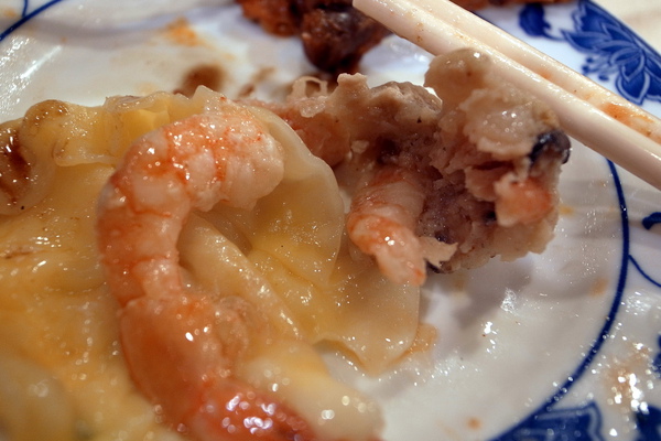 除了上面的蝦之外,餡也是一堆蝦 除了上面的蝦之外,餡也是一堆蝦