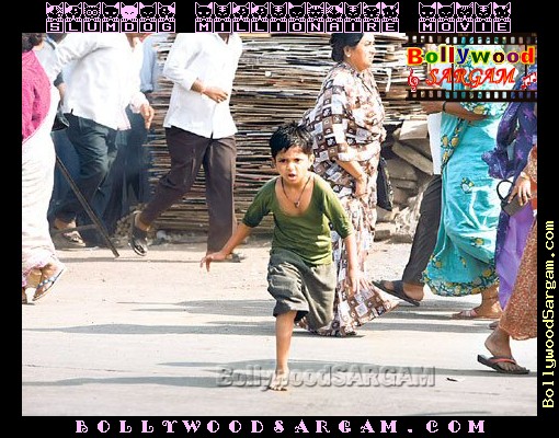 Slumdog_Millionaire_Movie_BollywoodSargam_laughing_408358.jpg