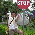 想不出標語了.就叫&quot;STOP&quot;吧!!