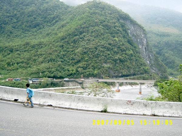 台8線-太魯閣路段-在橋這邊看到超猛小學生獨自走路回家.