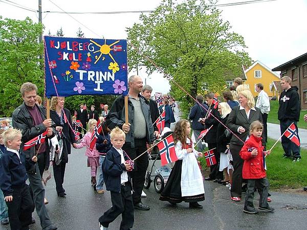 02-挪威社區小學遊行