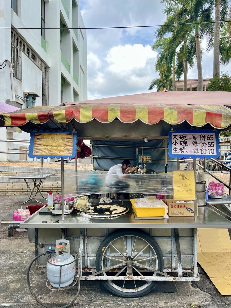 大灣在地人從小吃到大的「大灣農會前肉粿」搬新家還有了店名「王