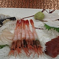 在狸小鹿的居酒店吃飯，明明是日本的過年，人家願意招呼我們，真的很感動。甜蝦好甜啊.....