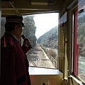 嵐山小火車往龜岡-不是在唱歌，是導覽.JPG