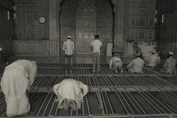 Jama Masjid-praying (1).JPG