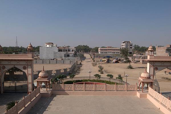 Bikaner-Hotel Basant Vihar Palace-右前空地有貧民聚落.jpg