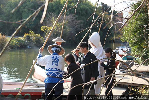 在神社舉行完婚禮正要搭船離開的新人