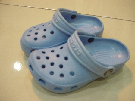 CROCS-少爺的拖鞋兼休閒鞋