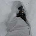 腳深陷在雪堆之中 (很冷~)
