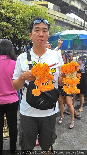 2014-09-15 內部買花,4串花12支香一支蠟燭 50泰銖