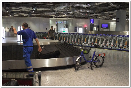 021-腳踏車是地勤人員的交通工具.在廣大的機場移動.沒有輔助很難四處跑啊.jpg