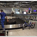 021-腳踏車是地勤人員的交通工具.在廣大的機場移動.沒有輔助很難四處跑啊.jpg