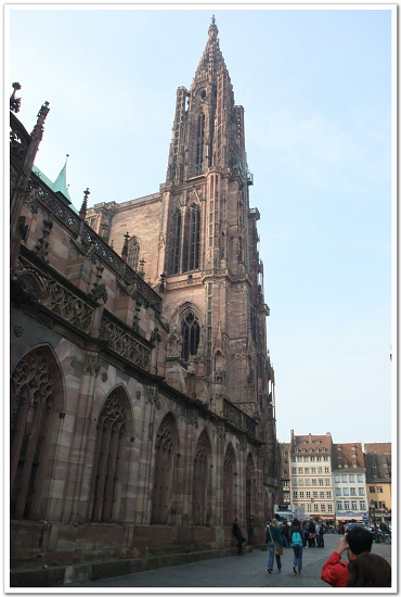 109-法國作家雨果曾以「集巨大與纖細於一身令人驚異的建築」來形容這座教堂.jpg