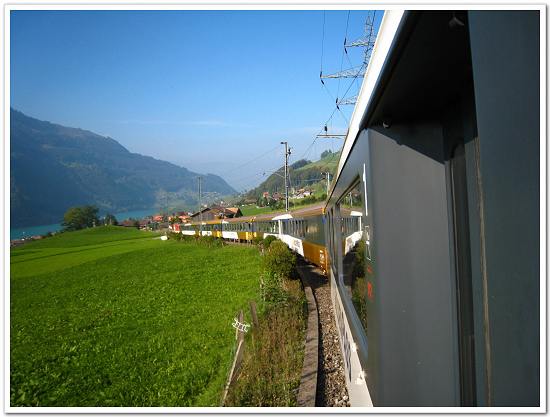 253-我們乘坐的這輛列車正載著我們穿梭瑞士的湖光山色之中.jpg 253-我們乘坐的這輛列車正載著我們穿梭瑞士的湖光山色之中.jpg