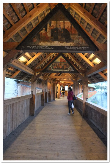 363-卡貝爾橋在架設屋頂的橫樑上約放置了110 幅三角形的木版畫，這些畫繪於17世紀，內容則是講述瑞士及盧森的歷史事跡.正反兩面都有.jpg