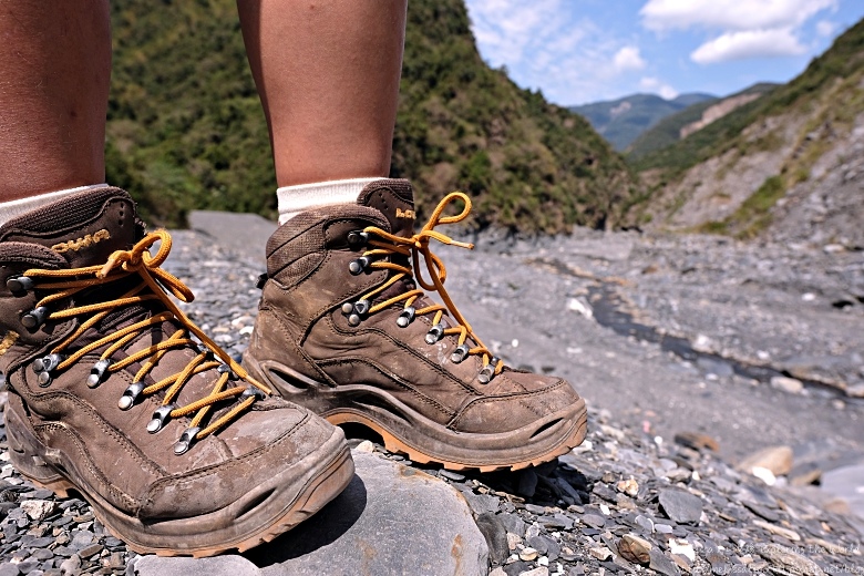 山道具 推薦lowa Renegade Goretex Mid 高筒防水女款登山鞋 心得分享 Melissa X 山女孩exploring The World 痞客邦
